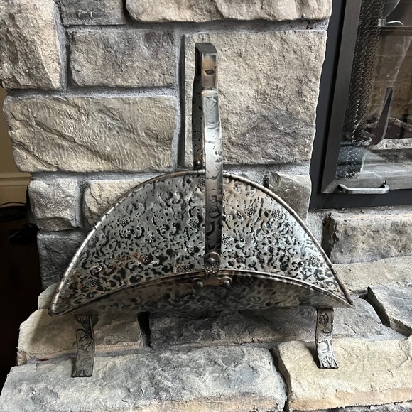 Vintage Hammered Metal Fireplace Log Holder - Picture 1 of 10